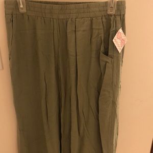 Flowy green Capri pants